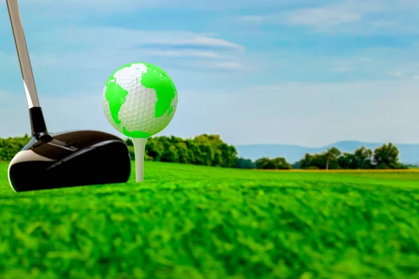 地球上的高尔夫球在绿色的草地上 理念与绿色地球概念 — 图库照片