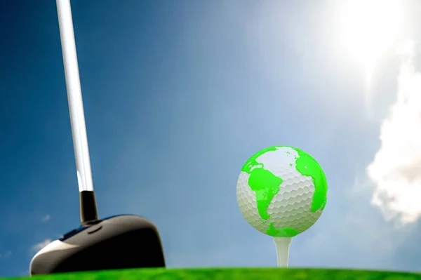 Globe Piłeczki Golfa Zielonej Trawie Pomysł Zielona Koncepcja Ziemi — Zdjęcie stockowe