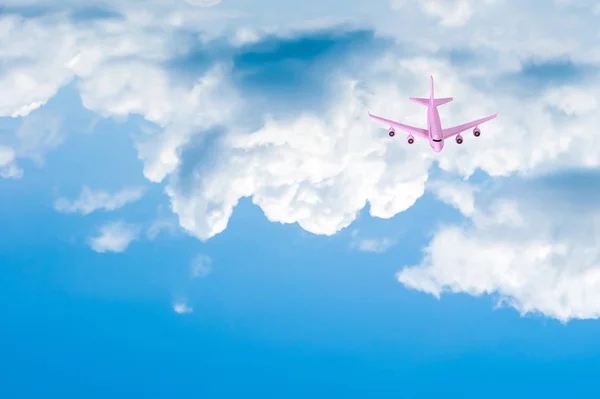 Samolot Latający Makiety Różowy Kolor Błękitne Niebo Biały Obłok Miejsca — Zdjęcie stockowe