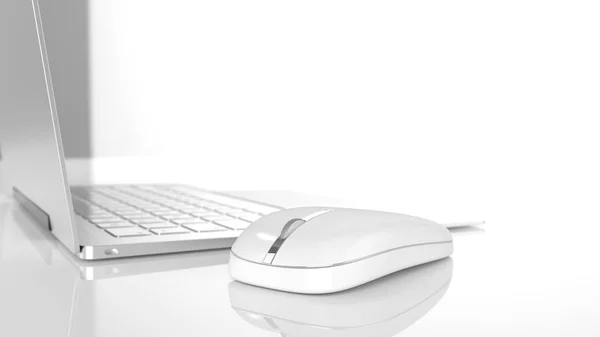 Mysz obok laptopa — Zdjęcie stockowe