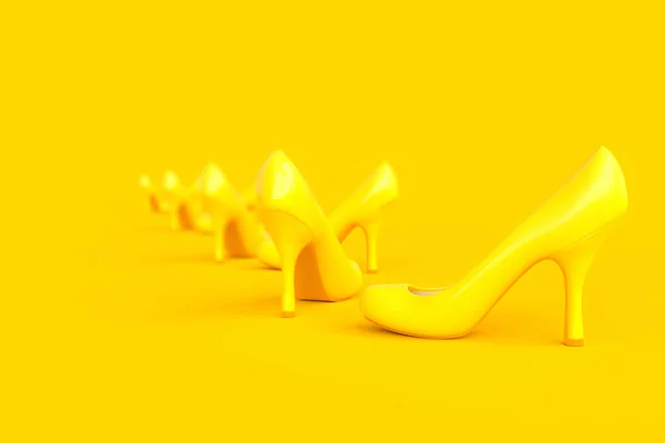 Высококаблуковая обувь жёлтого цвета . — стоковое фото