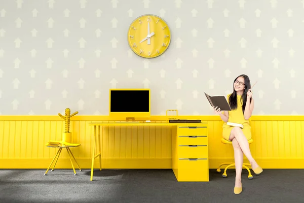 책상에 앉아 비즈니스 여자 노란색 색상 — 스톡 사진