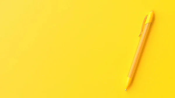 Yellow pen on paper yellow background. — Stock Photo, Image