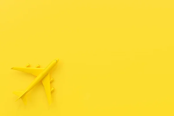 Літак на жовтому тлі . — стокове фото