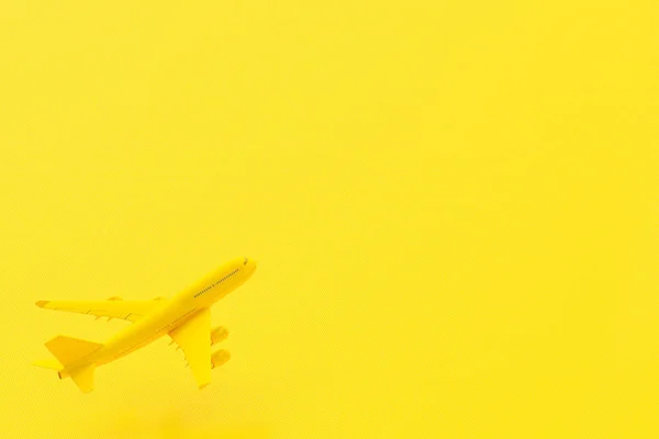 노란 배경으로 날으는 비행기. — 스톡 사진