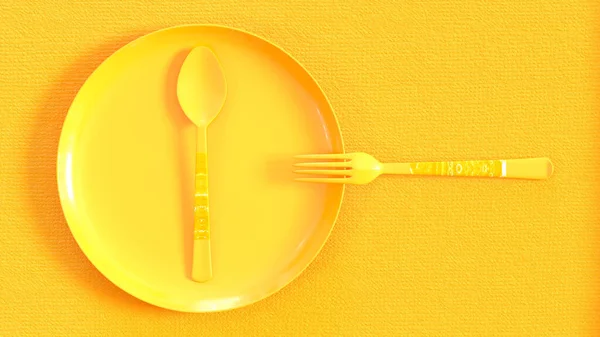 Alat Makan Pada Piring Kuning Tempatkan Pada Kain Yang Tidak — Stok Foto