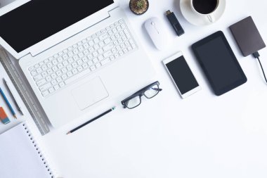 Bilgisayarlı beyaz masa ofisi, akıllı telefon ve bir fincan kahveli diğer iş malzemeleri. Metni kopyalamak için üst görünümü kullan. Desenci çalışma alanı düz masa üzerinde temel elementler yatıyordu.