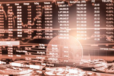 Modern bir takas yöntemi. Bitcoin küresel ekonomi piyasasında uygun bir ödemedir. Sanal dijital para birimi ve finansal yatırım ticaret kavramı. Altın bitcoin arka planına sahip soyut kripto para birimi.