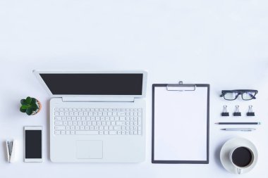 Beyaz Resepsiyon ofis dizüstü bilgisayar, akıllı telefon ve diğer iş teçhizatı
