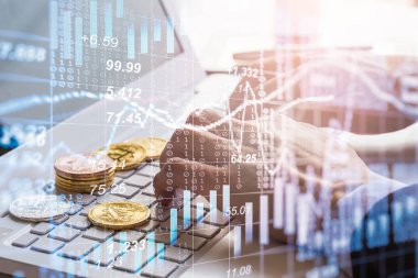 Modern bir takas yöntemi. Bitcoin küresel ekonomi piyasasında uygun bir ödemedir. Sanal dijital para birimi ve finansal yatırım ticaret kavramı. Altın bitcoin arka planına sahip soyut kripto para birimi.