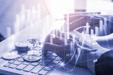 Modern bir takas yöntemi. Bitcoin küresel ekonomi piyasasında uygun bir ödemedir. Sanal dijital para birimi ve finansal yatırım ticaret kavramı. Altın bitcoin arka planına sahip soyut kripto para birimi.