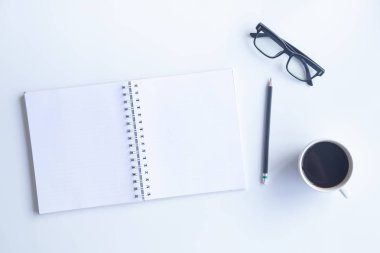 Bilgisayarlı beyaz masa ofisi, akıllı telefon ve bir fincan kahveli diğer iş malzemeleri. Metni kopyalamak için üst görünümü kullan. Desenci çalışma alanı düz masa üzerinde temel elementler yatıyordu.