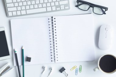 Bilgisayarlı beyaz masa ofisi, akıllı telefon ve bir fincan kahveli diğer iş malzemeleri. Metni kopyalamak için üst görünümü kullan. Desenci çalışma alanı düz masa üzerinde temel elementler yatıyordu.