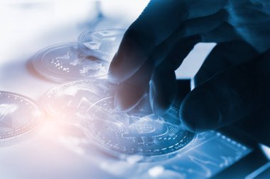 Modern bir takas yöntemi. Bitcoin küresel ekonomi piyasasında uygun bir ödemedir. Sanal dijital para birimi ve finansal yatırım ticaret kavramı. Altın bitcoin arka planına sahip soyut kripto para birimi.