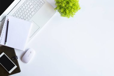 Bilgisayarlı beyaz masa ofisi, akıllı telefon ve bir fincan kahveli diğer iş malzemeleri. Metni kopyalamak için üst görünümü kullan. Desenci çalışma alanı düz masa üzerinde temel elementler yatıyordu.