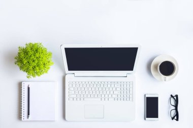 Bilgisayarlı beyaz masa ofisi, akıllı telefon ve bir fincan kahveli diğer iş malzemeleri. Metni kopyalamak için üst görünümü kullan. Desenci çalışma alanı düz masa üzerinde temel elementler yatıyordu.