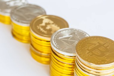 Modern bir takas yöntemi. Bitcoin küresel ekonomi piyasasında uygun bir ödemedir. Sanal dijital para birimi ve finansal yatırım ticaret kavramı. Altın bitcoin arka planına sahip soyut kripto para birimi.
