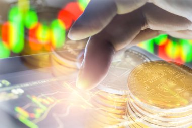 Modern bir takas yöntemi. Bitcoin küresel ekonomi piyasasında uygun bir ödemedir. Sanal dijital para birimi ve finansal yatırım ticaret kavramı. Altın bitcoin arka planına sahip soyut kripto para birimi.