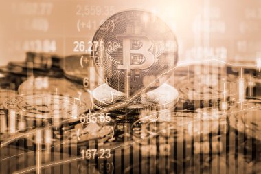 Modern bir takas yöntemi. Bitcoin küresel ekonomi piyasasında uygun bir ödemedir. Sanal dijital para birimi ve finansal yatırım ticaret kavramı. Altın bitcoin arka planına sahip soyut kripto para birimi.