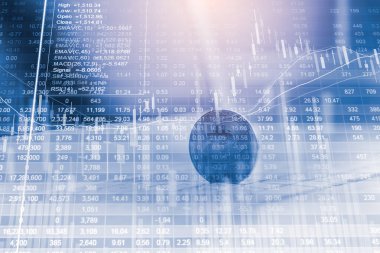 Modern bir takas yöntemi. Bitcoin küresel ekonomi piyasasında uygun bir ödemedir. Sanal dijital para birimi ve finansal yatırım ticaret kavramı. Altın bitcoin arka planına sahip soyut kripto para birimi.