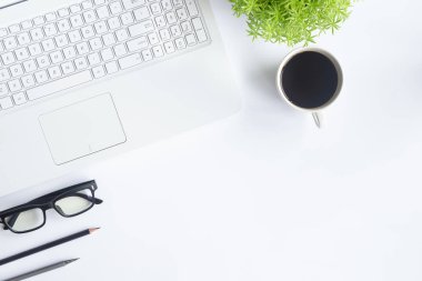 Bilgisayarlı beyaz masa ofisi, akıllı telefon ve bir fincan kahveli diğer iş malzemeleri. Metni kopyalamak için üst görünümü kullan. Desenci çalışma alanı düz masa üzerinde temel elementler yatıyordu.