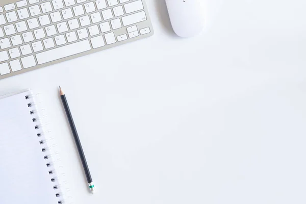 Bilgisayarlı beyaz masa ofisi, akıllı telefon ve bir fincan kahveli diğer iş malzemeleri. Metni kopyalamak için üst görünümü kullan. Desenci çalışma alanı düz masa üzerinde temel elementler yatıyordu.