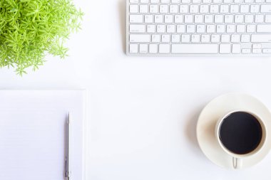 Bilgisayarlı beyaz masa ofisi, akıllı telefon ve bir fincan kahveli diğer iş malzemeleri. Metni kopyalamak için üst görünümü kullan. Desenci çalışma alanı düz masa üzerinde temel elementler yatıyordu.