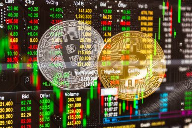 Modern bir takas yöntemi. Bitcoin küresel ekonomi piyasasında uygun bir ödemedir. Sanal dijital para birimi ve finansal yatırım ticaret kavramı. Altın bitcoin arka planına sahip soyut kripto para birimi.