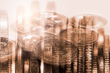 Modern bir takas yöntemi. Bitcoin küresel ekonomi piyasasında uygun bir ödemedir. Sanal dijital para birimi ve finansal yatırım ticaret kavramı. Altın bitcoin arka planına sahip soyut kripto para birimi.