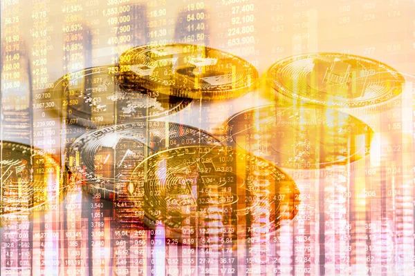 Modern bir takas yöntemi. Bitcoin küresel ekonomi piyasasında uygun bir ödemedir. Sanal dijital para birimi ve finansal yatırım ticaret kavramı. Altın bitcoin arka planına sahip soyut kripto para birimi.