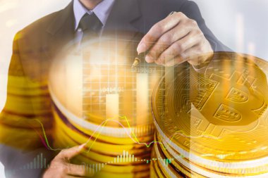 Modern bir takas yöntemi. Bitcoin küresel ekonomi piyasasında uygun bir ödemedir. Sanal dijital para birimi ve finansal yatırım ticaret kavramı. Altın bitcoin arka planına sahip soyut kripto para birimi.