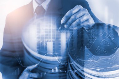 Modern bir takas yöntemi. Bitcoin küresel ekonomi piyasasında uygun bir ödemedir. Sanal dijital para birimi ve finansal yatırım ticaret kavramı. Altın bitcoin arka planına sahip soyut kripto para birimi.