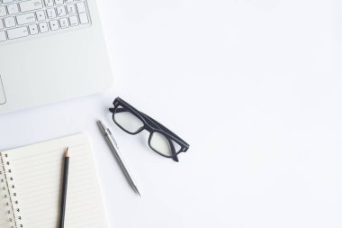 Bilgisayarlı beyaz masa ofisi, akıllı telefon ve bir fincan kahveli diğer iş malzemeleri. Metni kopyalamak için üst görünümü kullan. Desenci çalışma alanı düz masa üzerinde temel elementler yatıyordu.