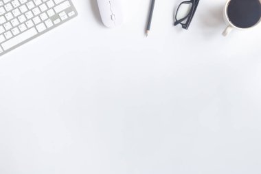 Bilgisayarlı beyaz masa ofisi, akıllı telefon ve bir fincan kahveli diğer iş malzemeleri. Metni kopyalamak için üst görünümü kullan. Desenci çalışma alanı düz masa üzerinde temel elementler yatıyordu.