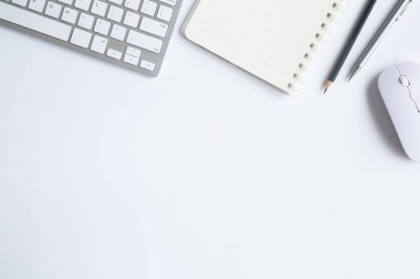 Bilgisayarlı beyaz masa ofisi, akıllı telefon ve bir fincan kahveli diğer iş malzemeleri. Metni kopyalamak için üst görünümü kullan. Desenci çalışma alanı düz masa üzerinde temel elementler yatıyordu.