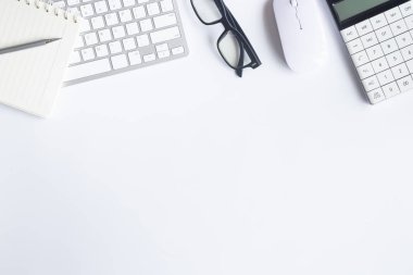 Bilgisayarlı beyaz masa ofisi, akıllı telefon ve bir fincan kahveli diğer iş malzemeleri. Metni kopyalamak için üst görünümü kullan. Desenci çalışma alanı düz masa üzerinde temel elementler yatıyordu.