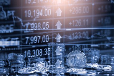 Modern bir takas yöntemi. Bitcoin küresel ekonomi piyasasında uygun bir ödemedir. Sanal dijital para birimi ve finansal yatırım ticaret kavramı. Altın bitcoin arka planına sahip soyut kripto para birimi.