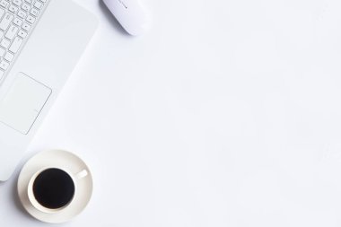 Bilgisayarlı beyaz masa ofisi, akıllı telefon ve bir fincan kahveli diğer iş malzemeleri. Metni kopyalamak için üst görünümü kullan. Desenci çalışma alanı düz masa üzerinde temel elementler yatıyordu.