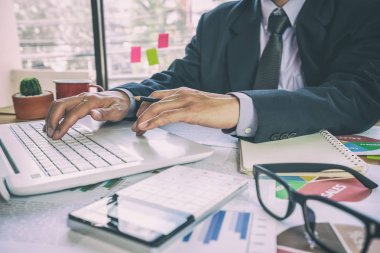 İşadamı veya iş veri kavramı hesaplamak için hesap makinesi üzerinde çalışmaya muhasebeci. Muhasebe, mali rapor durumuna danışmanlık ve planlama ofisinde bir pazarlama planı yatırım danışmanı.