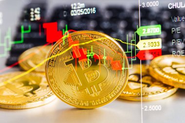 Modern bir takas yöntemi. Bitcoin küresel ekonomi piyasasında uygun bir ödemedir. Sanal dijital para birimi ve finansal yatırım ticaret kavramı. Altın bitcoin arka planına sahip soyut kripto para birimi.