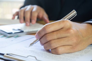 İşadamı veya iş veri kavramı hesaplamak için hesap makinesi üzerinde çalışmaya muhasebeci. Muhasebe, mali rapor durumuna danışmanlık ve planlama ofisinde bir pazarlama planı yatırım danışmanı.