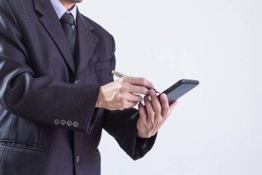 İşadamı veya iş veri kavramı hesaplamak için hesap makinesi üzerinde çalışmaya muhasebeci. Muhasebe, mali rapor durumuna danışmanlık ve planlama ofisinde bir pazarlama planı yatırım danışmanı.