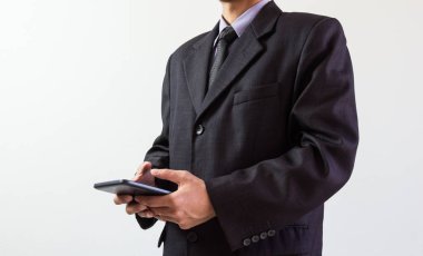 İşadamı veya iş veri kavramı hesaplamak için hesap makinesi üzerinde çalışmaya muhasebeci. Muhasebe, mali rapor durumuna danışmanlık ve planlama ofisinde bir pazarlama planı yatırım danışmanı.