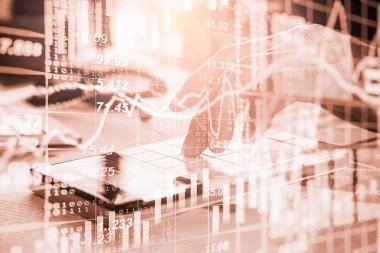 Finansal yatırım kavramına uygun çift pozlama işadamı ve borsa veya ön x grafiği. Ekonomik trendler iş fikri ve tüm sanat tasarımı için arka plan. Soyut finans arkaplanı.