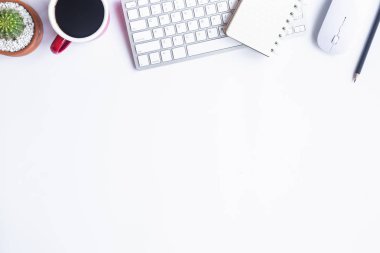 Bilgisayarlı beyaz masa ofisi, akıllı telefon ve bir fincan kahveli diğer iş malzemeleri. Metni kopyalamak için üst görünümü kullan. Desenci çalışma alanı düz masa üzerinde temel elementler yatıyordu.