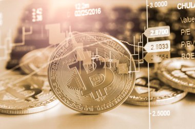 Modern bir takas yöntemi. Bitcoin küresel ekonomi piyasasında uygun bir ödemedir. Sanal dijital para birimi ve finansal yatırım ticaret kavramı. Altın bitcoin arka planına sahip soyut kripto para birimi.