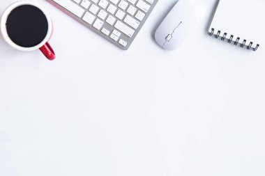 Bilgisayarlı beyaz masa ofisi, akıllı telefon ve bir fincan kahveli diğer iş malzemeleri. Metni kopyalamak için üst görünümü kullan. Desenci çalışma alanı düz masa üzerinde temel elementler yatıyordu.