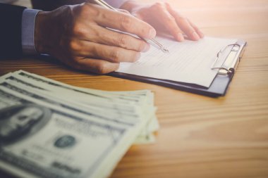 Bir sözleşme imzalamadan iş adamı. Şahsen, iş işareti sahibi şirketin Müdürü avukat. Emlakçı holding ev, ev taşıma veya özelliği, birleşme ve satın alma kavramı Kiralama.