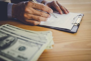 Bir sözleşme imzalamadan iş adamı. Şahsen, iş işareti sahibi şirketin Müdürü avukat. Emlakçı holding ev, ev taşıma veya özelliği, birleşme ve satın alma kavramı Kiralama.