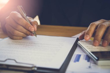 Bir sözleşme imzalamadan iş adamı. Şahsen, iş işareti sahibi şirketin Müdürü avukat. Emlakçı tutan ev, mali veya kiralama özelliği, birleşme ve satın alma kavramı.